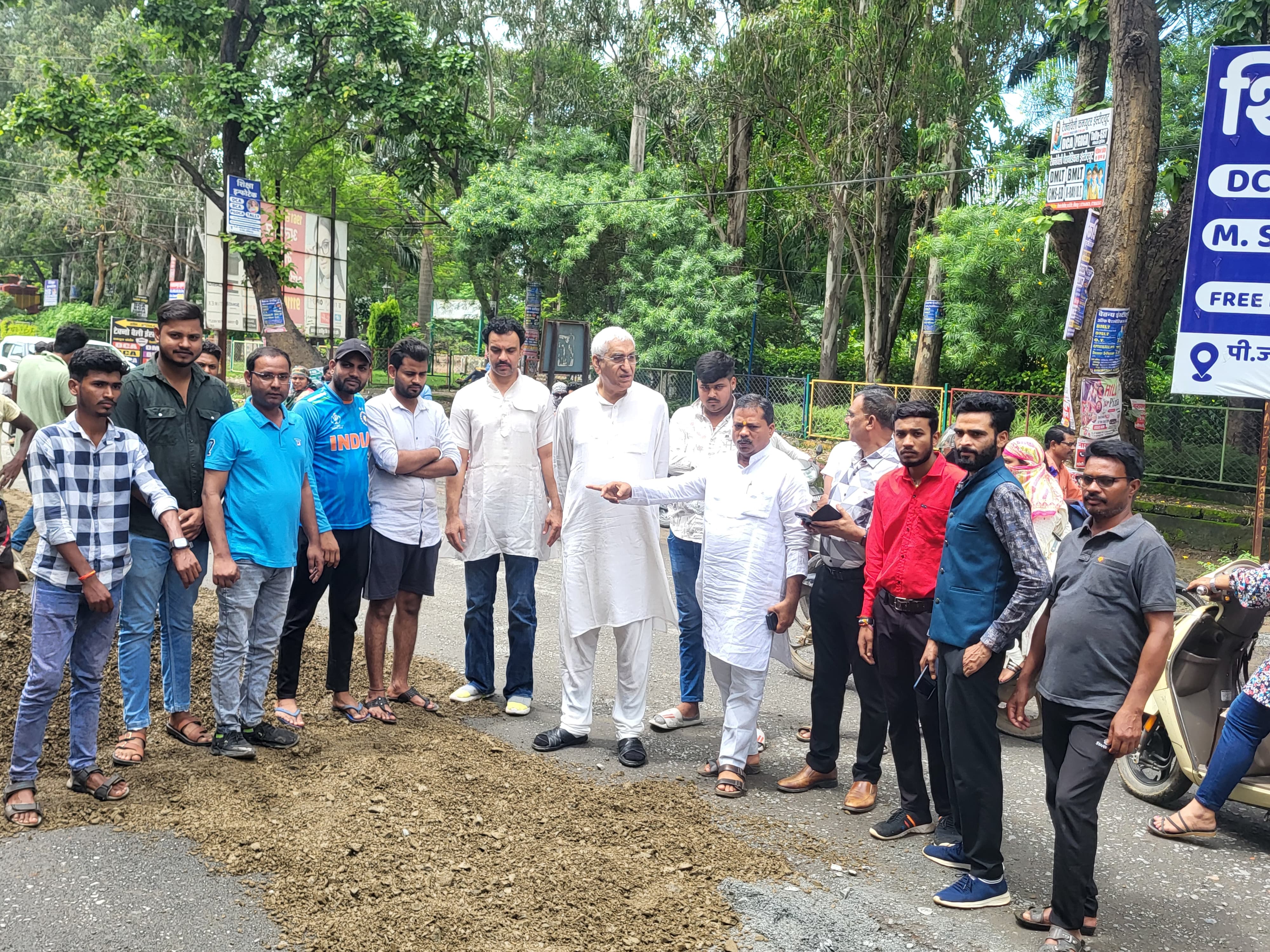 अंबिकापुर मनेंद्रगढ़मार्ग का सांसद के बाद पूर्व डिप्टी सीएम ने किया निरीक्षण 